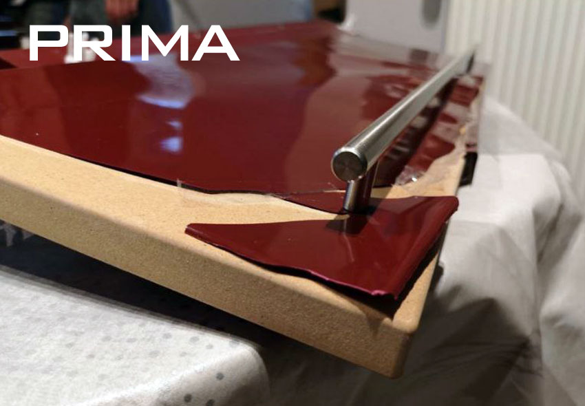 Immagine che mostra un'anta danneggiata del mobilio della cucina - PRIMA